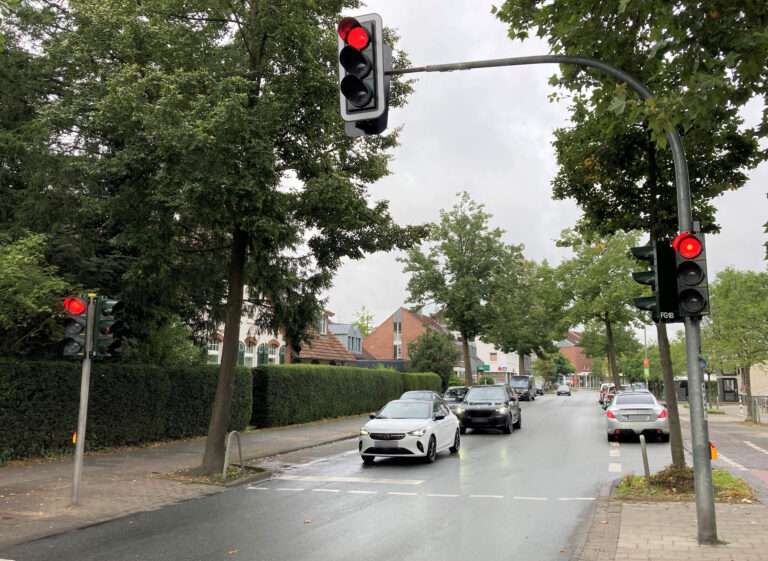 Münster rüstet bis 2026 alle 293 Ampeln auf LED-Technik um. Das spart 50 % Strom, erhöht die Sicherheit und verbessert die Verkehrssteuerung.
