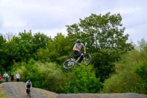 Die neue Bikepark-Anlage in Nienberge bietet Dirtpark und Pumptrack für Kinder, Jugendliche und Erwachsene. Ein modernes Freizeitangebot in Münster.