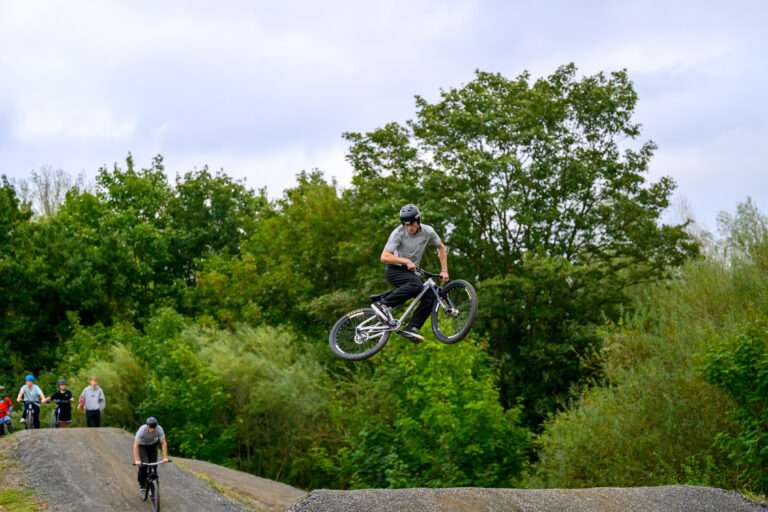 Die neue Bikepark-Anlage in Nienberge bietet Dirtpark und Pumptrack für Kinder, Jugendliche und Erwachsene. Ein modernes Freizeitangebot in Münster.