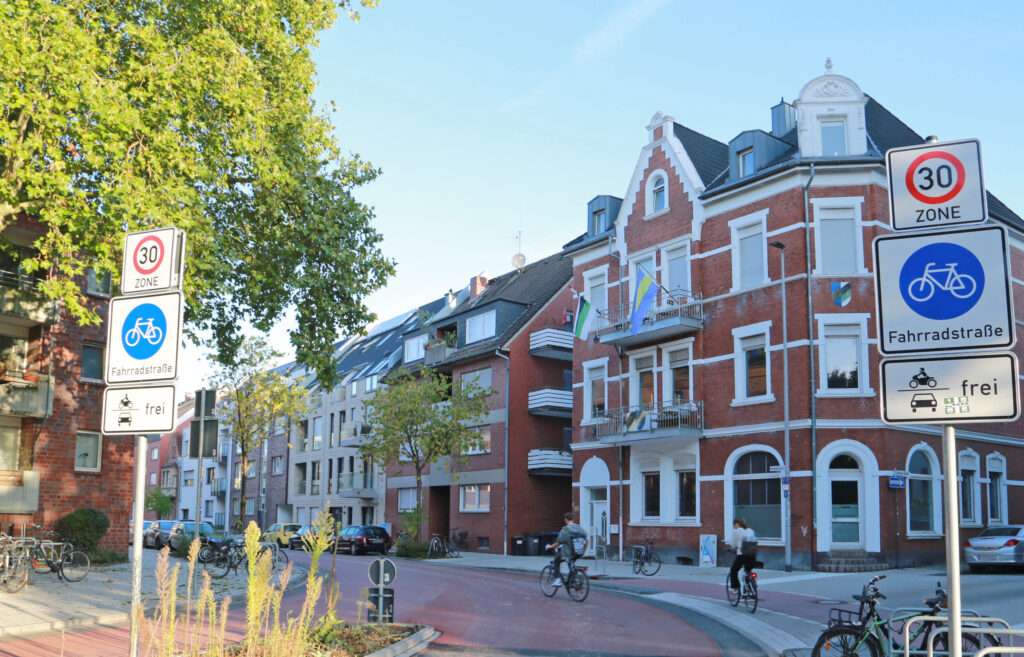 Fahrradstraße Wilhelmstraße eröffnet: Münster investiert 1,65 Millionen Euro in breitere Fahrgasse, mehr Sicherheit, neue Bäume und moderne Infrastruktur.