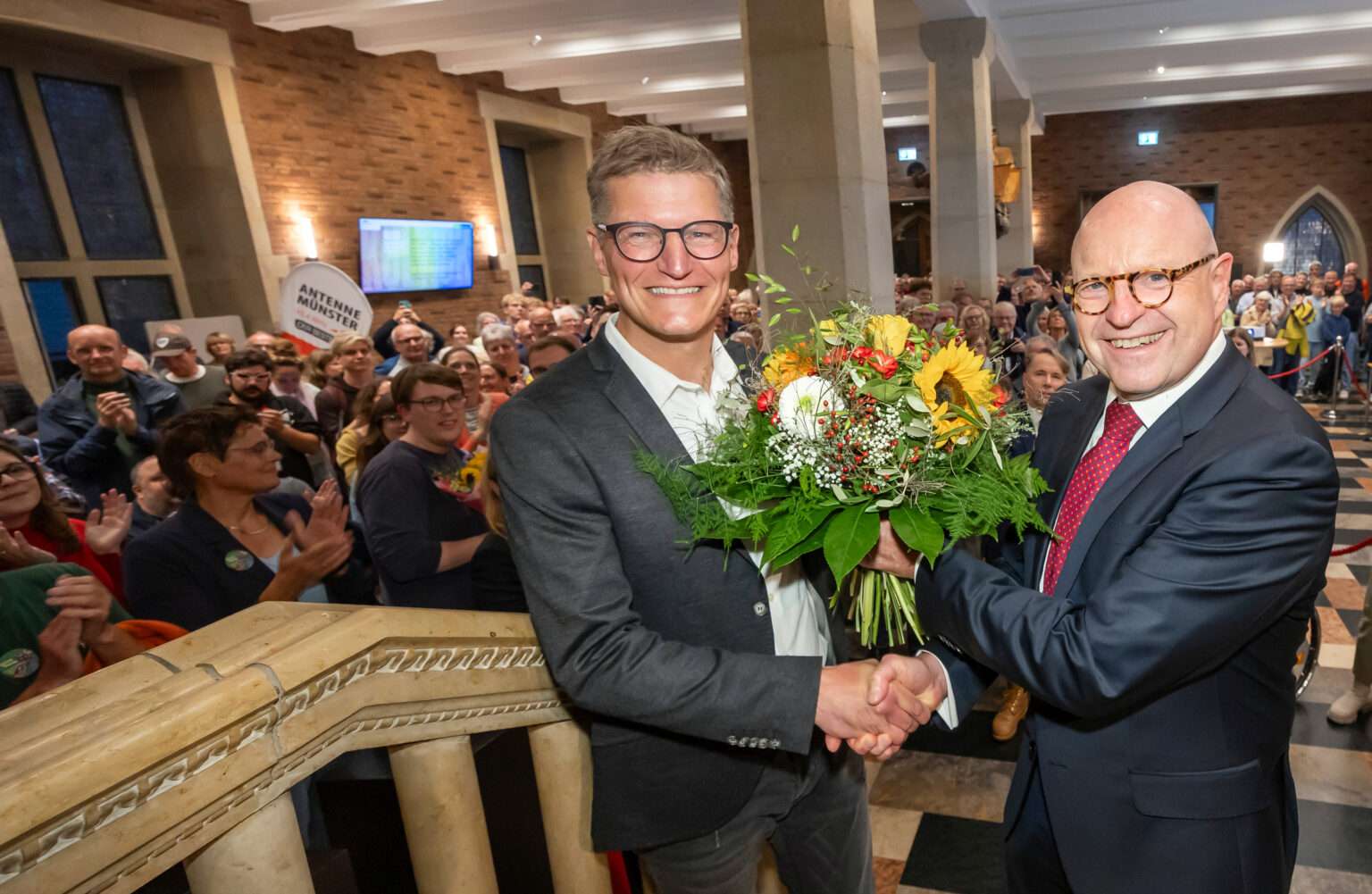 Die Stadt Münster erlebt einen historischen Wahlabend: Tilman Fuchs von den Grünen hat die Stichwahl um das Amt des Oberbürgermeisters klar gewonnen.