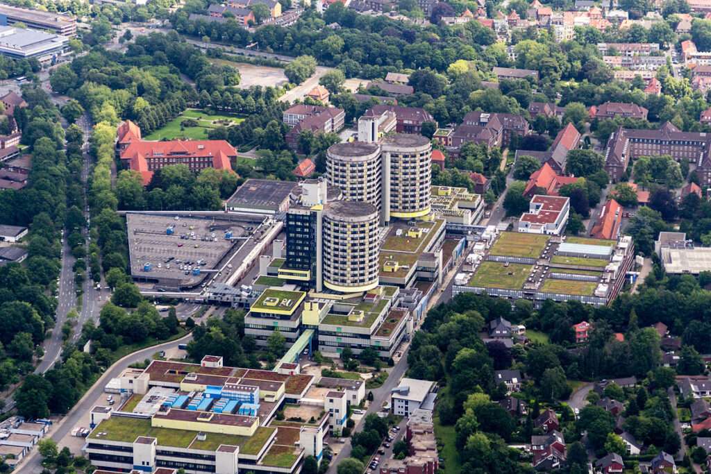 Am UKM Münster formiert sich Protest: Der Verein Frauenheldinnen e.V. kritisiert Transmedizin bei Jugendlichen und die S2k-Leitlinie. Was hinter der Kritik steckt – und wie das UKM antwortet.
