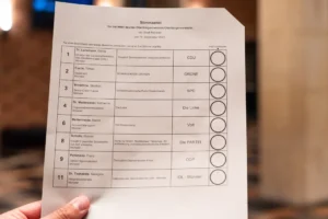 Podiumsdiskussion Oberbürgermeisterwahl Münster: Alle acht Kandidatinnen und Kandidaten diskutieren am Wahlabend im Rathaus.