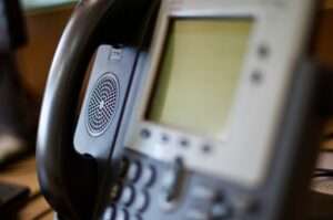 Eine 87-Jährige ist Opfer von Telefonbetrug in Münster geworden. Die Polizei warnt eindringlich und gibt Tipps, wie man sich wirksam schützen kann.