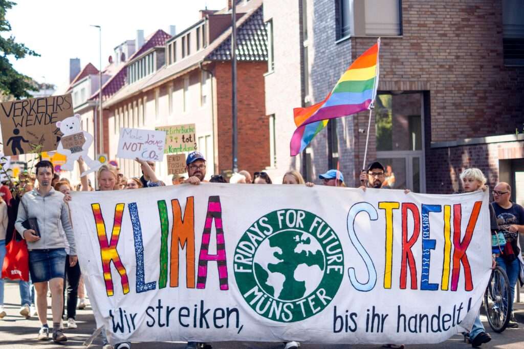 Klimastreik in Münster: Vor der Kommunalwahl fordern Aktivisten Klimaneutralität bis 2030. Am Samstag folgen weitere Demonstrationen mit Gegenprotesten.