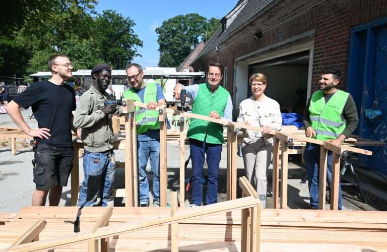 Das Modellprojekt Integration in der ZUE Münster bringt Geflüchtete, Nachbarn und Institutionen zusammen. Aktionen, Sport und Bildung stärken Vertrauen und Zusammenhalt.