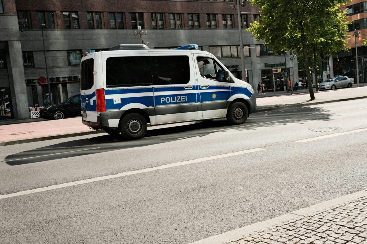 Zwei Unbekannte überfallen jungen Mann auf der Promenade in Münster