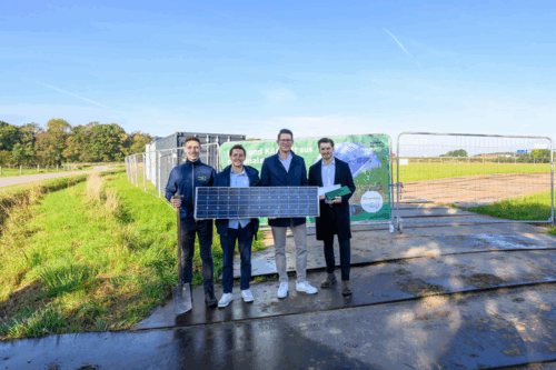 V. l. n. r.: Lennard Vos (EcotecWorld), Julius Mette und Max Wolf (Stadtwerke Münster) sowie Maik Kleinspohn (Fraunhofer FFB) beim Baustart der Agri-PV-Anlage in Amelsbüren.