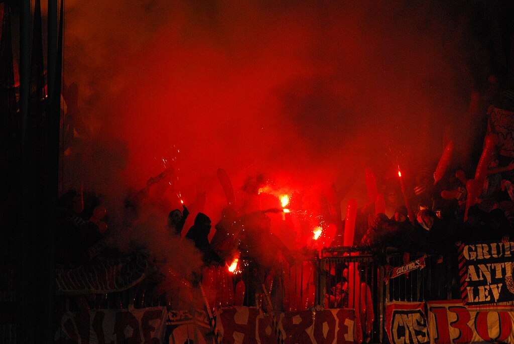 Der DFB belegt Preußen Münster wegen Pyrotechnik und Becherwurf beim Spiel gegen Paderborn mit 4.925 Euro Strafe.