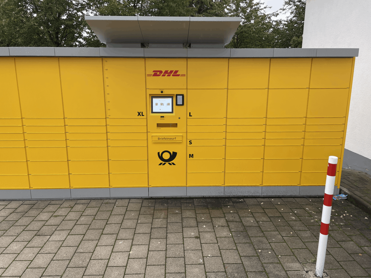 In Münster-Roxel steht jetzt eine neue Poststation am Nottulner Landweg 76. Kundinnen und Kunden können dort rund um die Uhr Briefe und Pakete versenden.