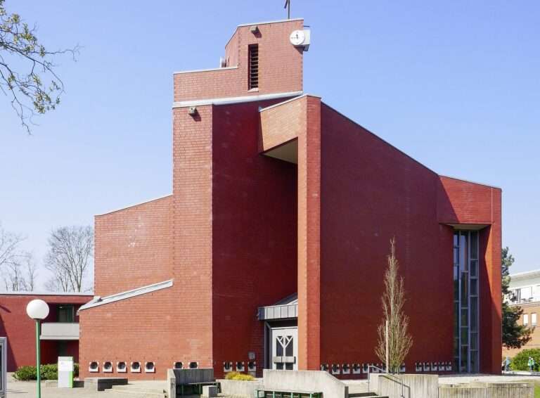 Die St.-Anna-Kirche in Münster-Mecklenbeck wird Anfang 2026 wegen einer notwendigen Dachprüfung geschlossen. Gottesdienste sollen vorübergehend an anderen Orten stattfinden.