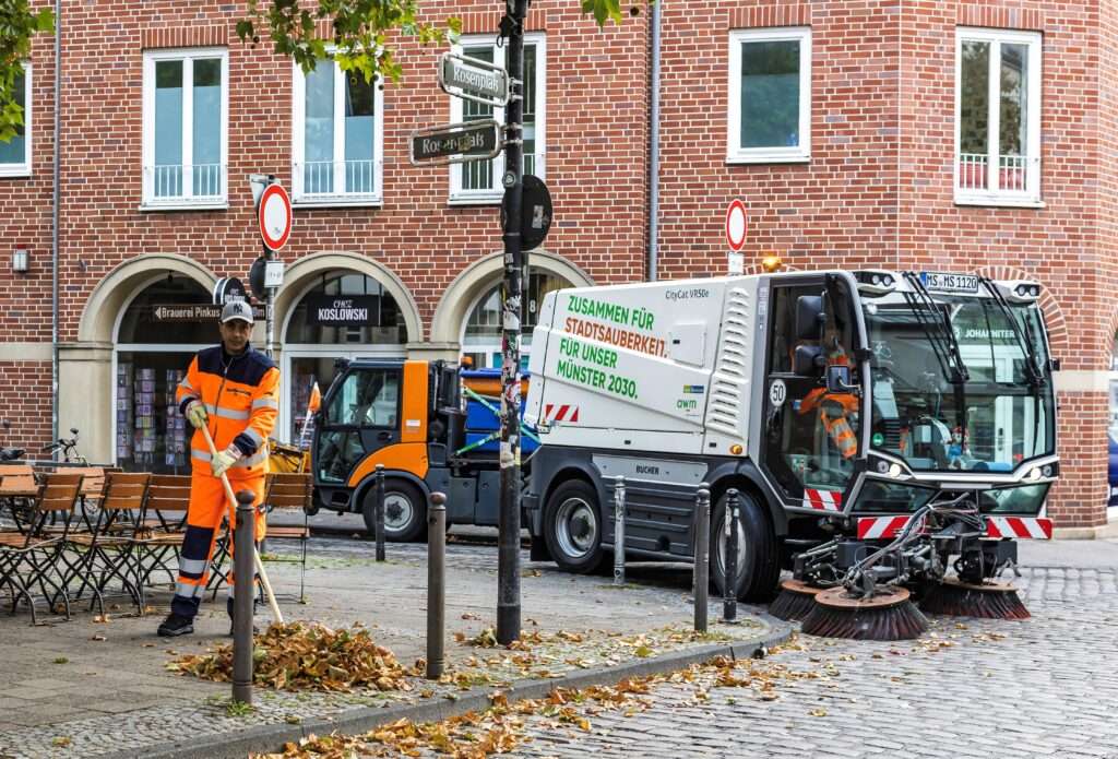 Die Laubentsorgung in Münster läuft auf Hochtouren: 80 awm-Mitarbeitende räumen Straßen frei, doch auch Anwohner sind verpflichtet, Gehwege von Herbstlaub zu säubern.