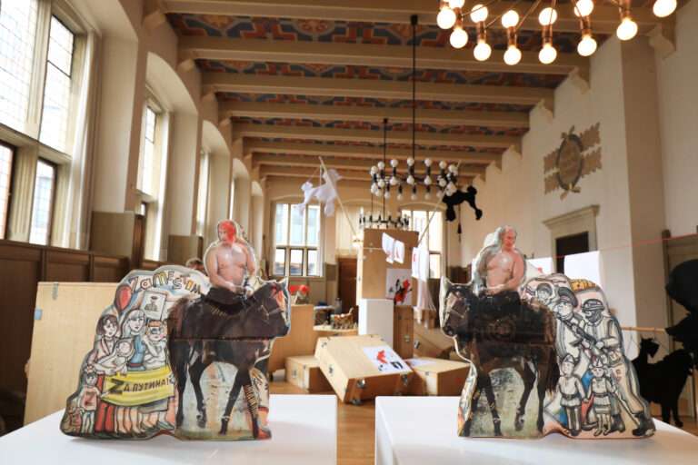 Die Kunstausstellung in Münster „@poodlescore“ zeigt ab 9. Oktober Werke von Anne Kückelhaus und Yana Payusova. Thema: das Verhältnis von Mensch, Tier und Macht.