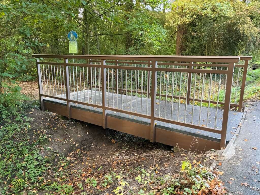 Nach zwei Tagen Bauzeit ist die neue Gehwegbrücke Wilkinghege in Münster fertig. Die Stadt setzt auf langlebigen GFK statt Holz.