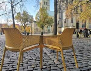 Die Domplatz-Oase Münster geht in die Winterpause. Ab Mai 2026 kehren die beliebten gelben Stühle auf den Domplatz zurück – ein Projekt für mehr Aufenthaltsqualität in der Innenstadt.