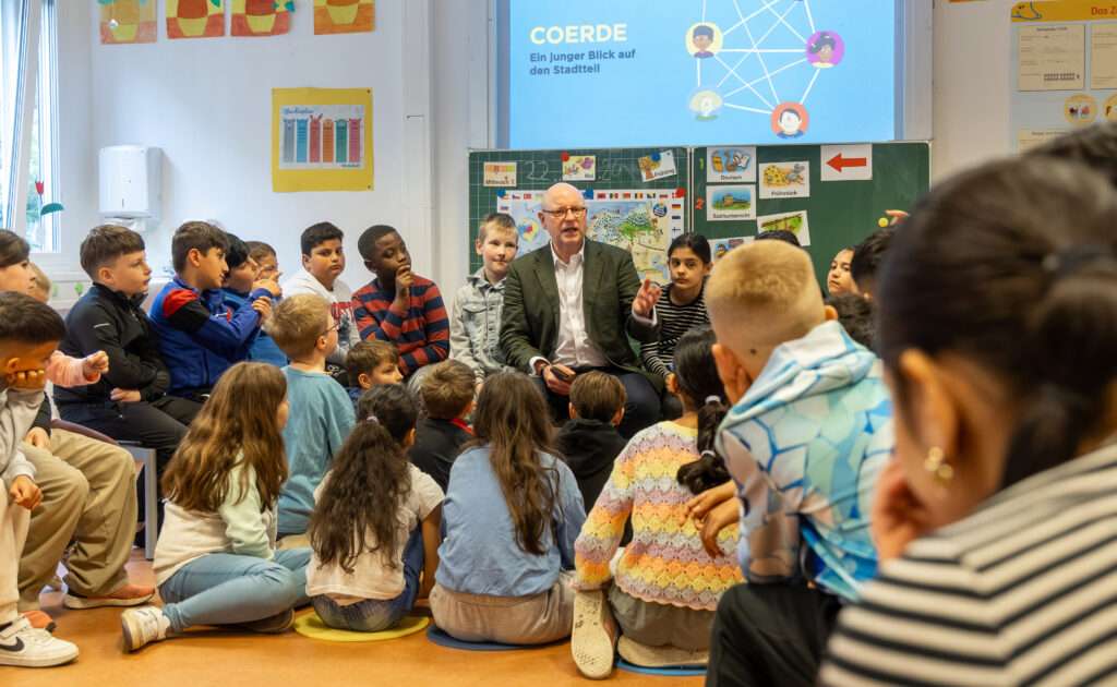 In seiner 16-jährigen Amtszeit suchte Markus Lewe stets den Austausch mit Bürgerinnen und Bürgern. So tauschte er sich im Mai mit Schülerinnen und Schülern der Melanchthonschule über ihre Ideen für die Zukunft des Stadtteils Coerde aus. ©Stadt Münster / MünsterView