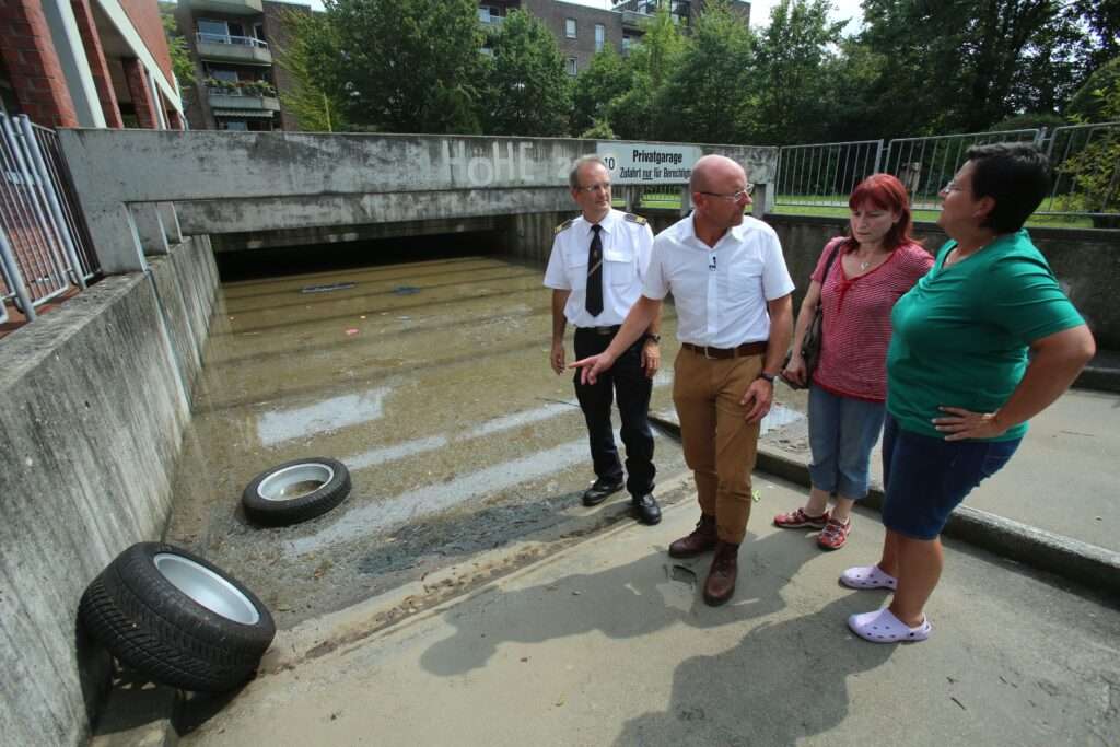 OHW Hochwasser Aufräumen: OB Lewe in Kinderhaus, voll geluefene Tiefgarage, Schwimmbad
