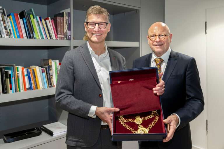 Jetzt ist es offiziell: Tilman Fuchs übernimmt das Amt des Oberbürgermeisters von Markus Lewe. Der gebürtige Münsteraner startet als erster grüner Stadtchef in NRW in seine Amtszeit.