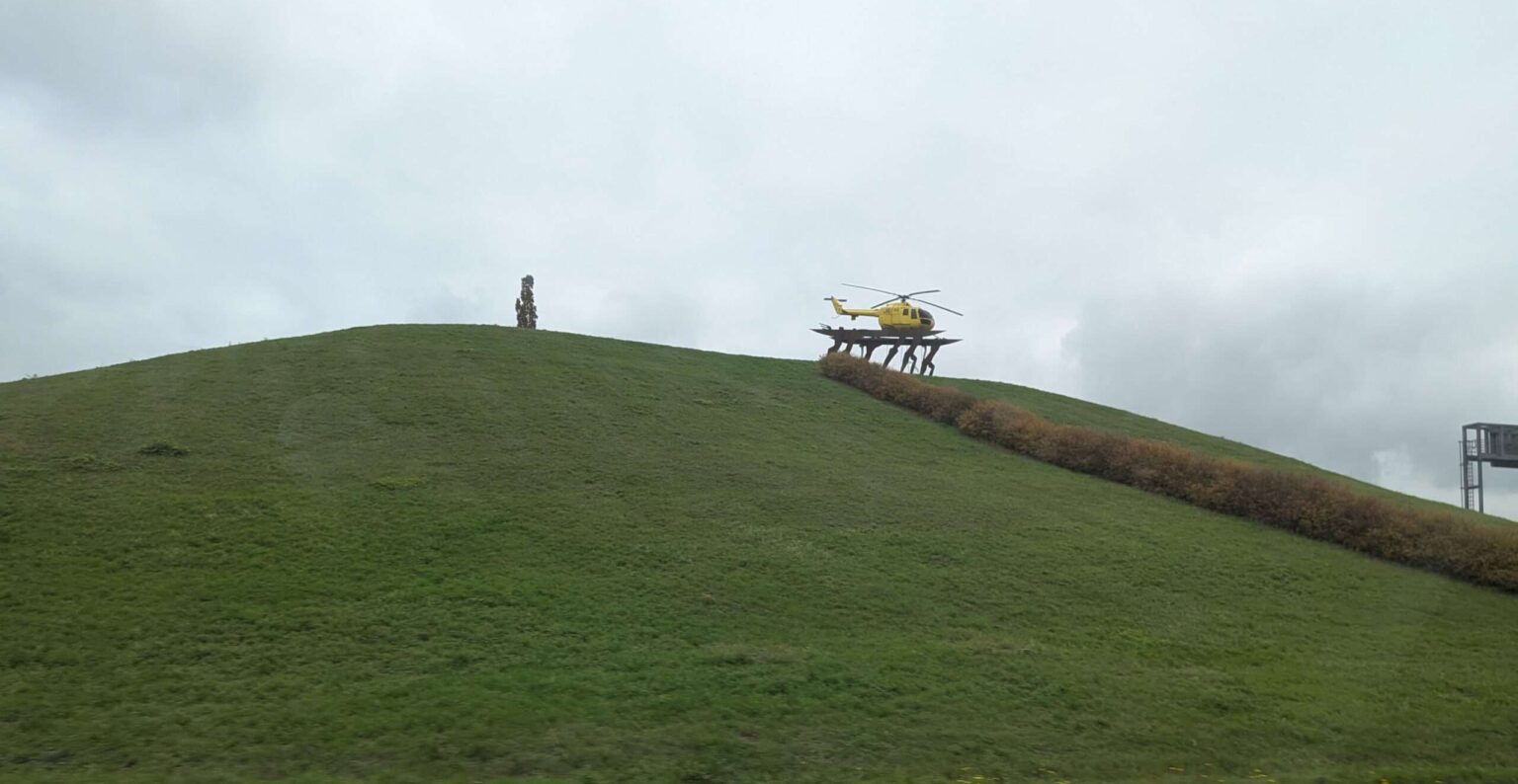 Hubschrauber kippt in Ganderkesee um: Zwei Menschen verletzt
