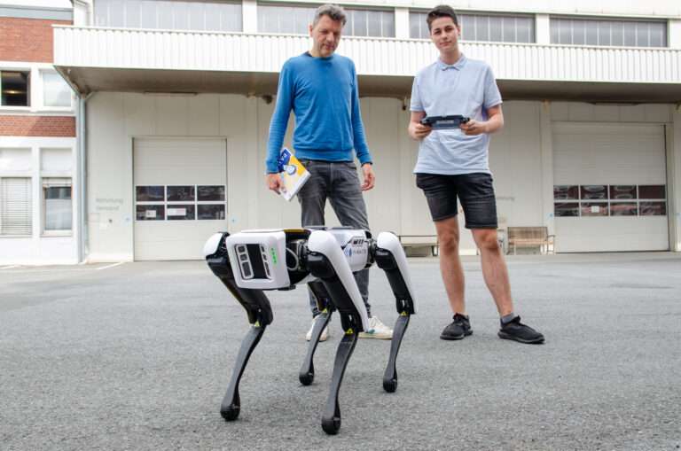 Roboterhund Yuki im Schulbuch: Ein Forschungsprojekt der FH Münster schafft es ins Deutschlehrwerk „P.A.U.L. D. 5“ und bringt Robotik bundesweit in die Klassenzimmer.
