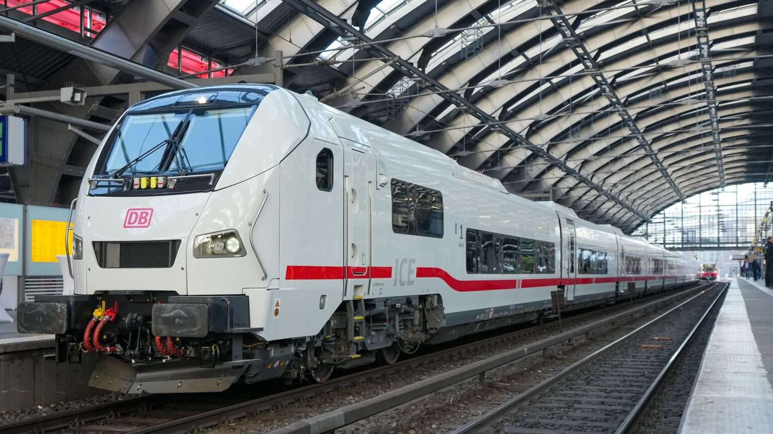 Ab Sommer 2026 hält der neue ICE L in Münster. Der barrierefreie Zug bietet mehr Komfort, besseren Mobilfunk und eine Direktverbindung nach Sylt.