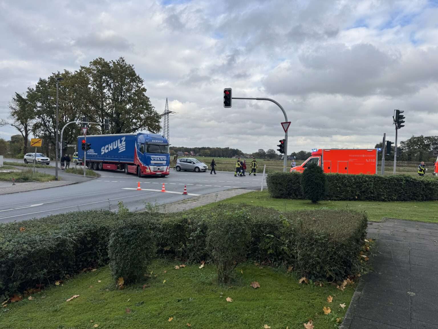 Schwerer Unfall auf dem Schifffahrter Damm in Münster: Ein Radfahrer prallte gegen die Windschutzscheibe eines Autos und wurde verletzt. Die Fahrtrichtung Greven ist gesperrt.