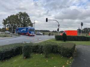Schwerer Unfall auf dem Schifffahrter Damm in Münster: Ein Radfahrer prallte gegen die Windschutzscheibe eines Autos und wurde verletzt. Die Fahrtrichtung Greven ist gesperrt.
