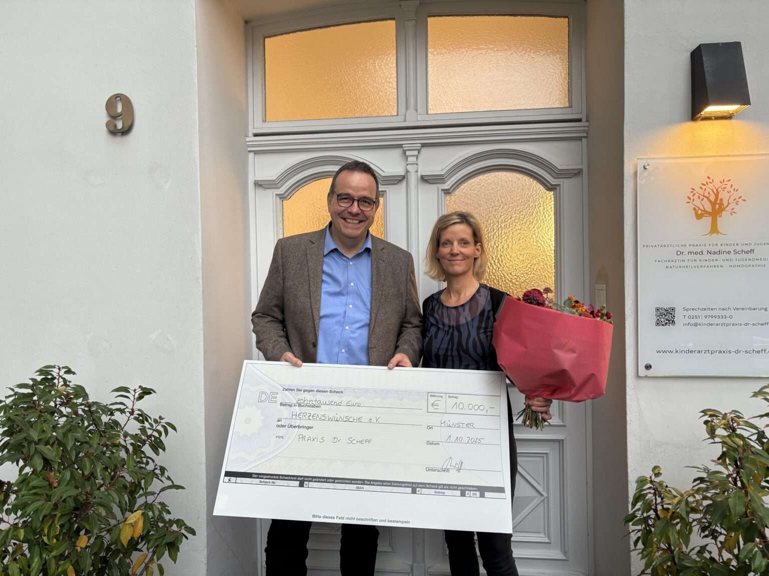 Große Spendenaktion in Münster: Kinderarztpraxis unterstützt Herzenswünsche e.V.