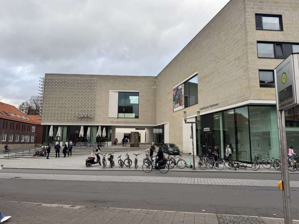 „Architektur im Kontext“ startet 2026 im LWL-Museum Münster. Auftakt am 26. Januar mit BDA-Präsident Alexander Poetzsch. Alle Termine im Überblick.