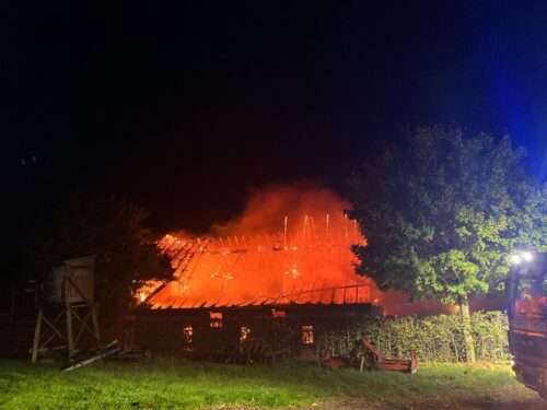 Großbrand in Ascheberg-Herbern: Scheune mit 300 Schweinen brennt. Tiere gerettet, Unimog zerstört, Kripo ermittelt – L671 voll gesperrt.