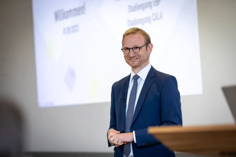 Prof. Dr. Manuel Rupprecht von der Münster School of Business (MSB), dem Fachbereich Wirtschaft der FH Münster, empfiehlt anlässlich des Weltspartags ein reflektiertes und möglichst frühzeitiges Sparen. (Foto: Tour-Files-Fotografie Münster)