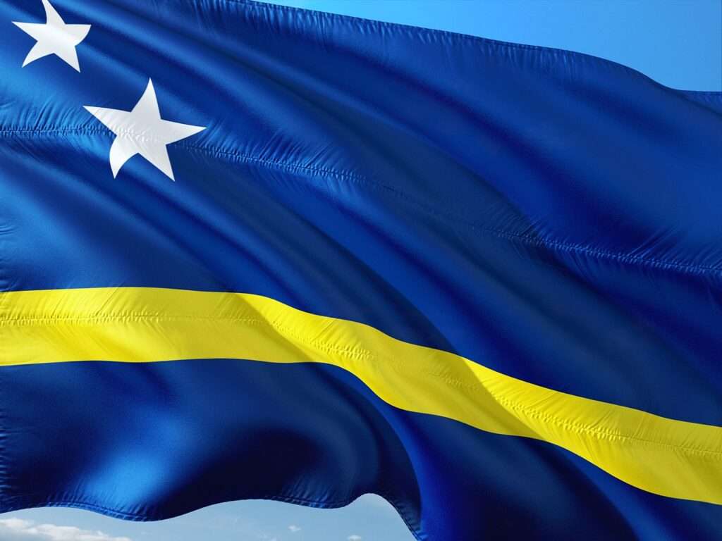 In der Qualifikation zur Fußball-WM-2026 sorgt die Nationalmannschaft von Curaçao derzeit für Aufsehen: Nach einem überraschenden 2:0-Erfolg gegen Jamaika führt das Team um Trainer Dick Advocaat die Gruppe B der CONCACAF-Qualifikation an.