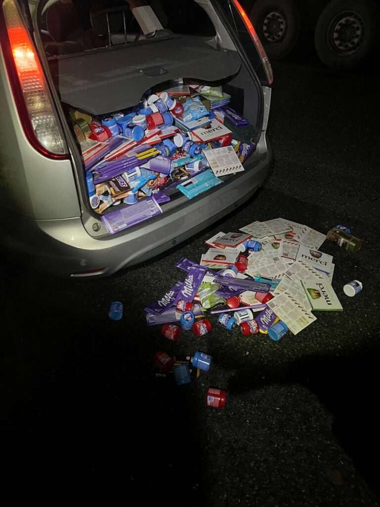 Der Zoll Münster entdeckt bei einer Kontrolle auf der B54 bei Gronau einen Kofferraum voller Schokolade. Verdacht auf gestohlene Waren im Wert von 3.800 Euro.