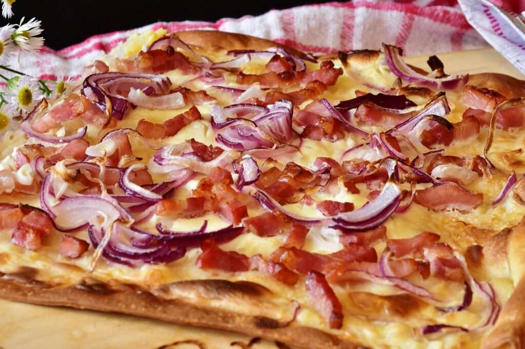 Fünf verlässliche Spots für Flammkuchen in Münster – mit Öffnungszeiten, Deals, Atmosphäre und klaren Empfehlungen für deinen Abend.