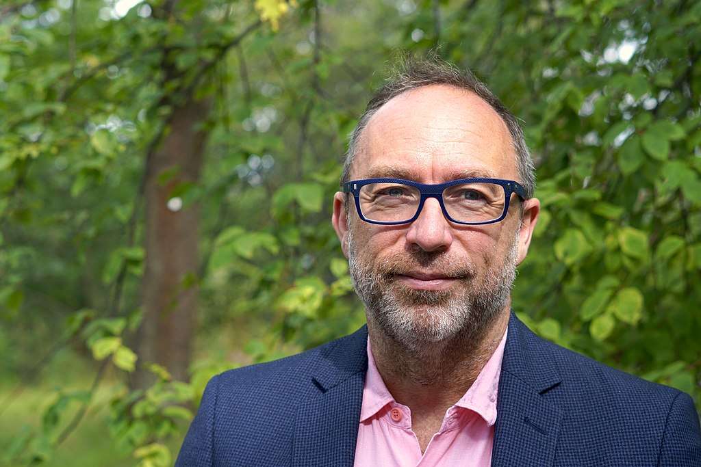 Jimmy Wales 2025: Wikipedia-Gründer mahnt strengere KI-Regeln an
