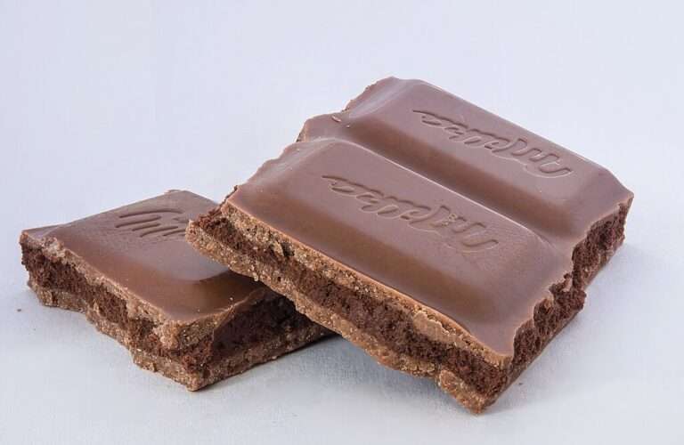 Milka warnt vor Plastikfremdkörpern in der Caramel-Schokolade. Diese Chargen sind betroffen und so reagieren Verbrauchende richtig.