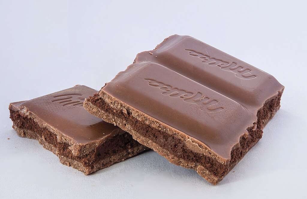 Milka warnt vor Plastikfremdkörpern in der Caramel-Schokolade. Diese Chargen sind betroffen und so reagieren Verbrauchende richtig.