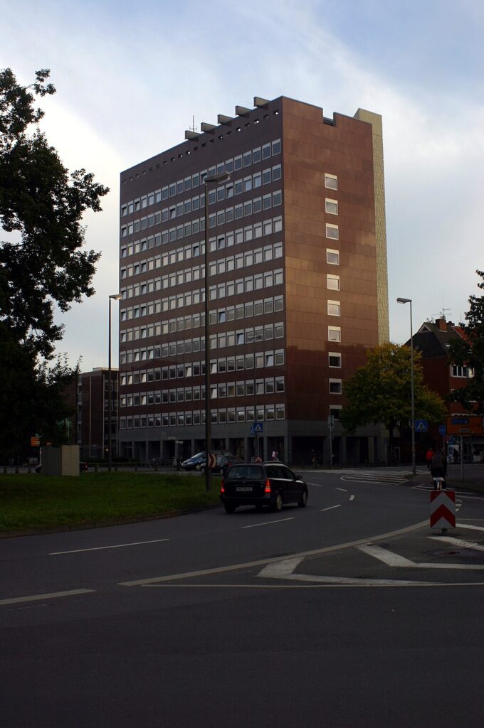 Ein Aushang am Jobcenter Münster sorgt für Fragen. Die Stadt erklärt, warum Google-KI falsche Informationen ausgab.