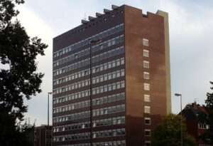 Ein Aushang am Jobcenter Münster sorgt für Fragen. Die Stadt erklärt, warum Google-KI falsche Informationen ausgab.