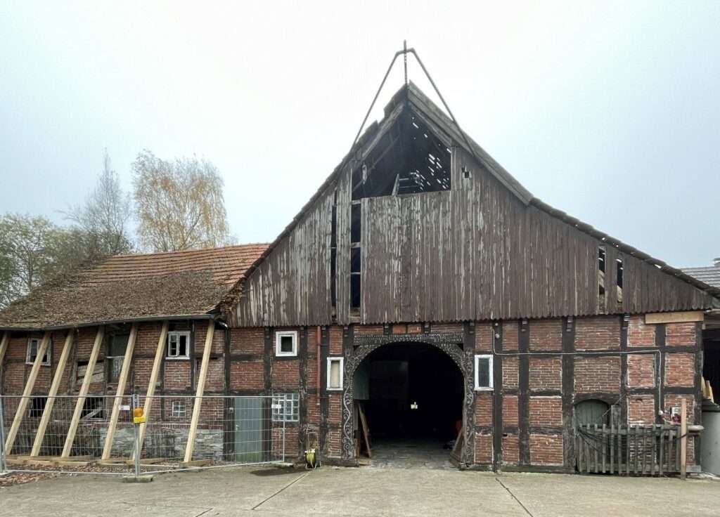 Der Hof Reinkemeier in Rietberg ist Denkmal des Monats November 2025. Das 1733 erbaute Bauernhaus gilt als bedeutendes Zeugnis westfälischer Baukultur.