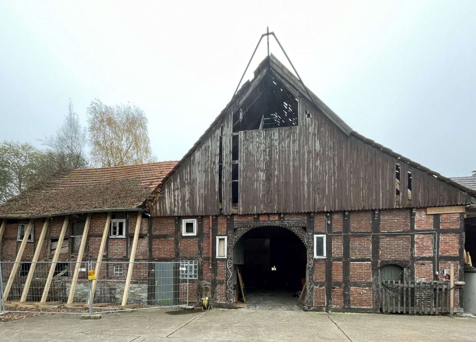 Der Hof Reinkemeier in Rietberg ist Denkmal des Monats November 2025. Das 1733 erbaute Bauernhaus gilt als bedeutendes Zeugnis westfälischer Baukultur.