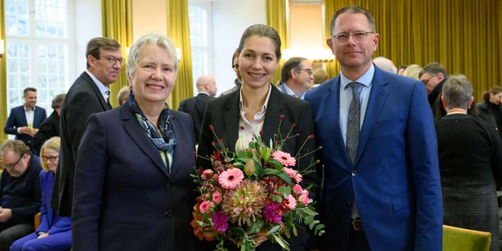An der Uni Münster steht ein richtungsweisender Wechsel bevor: Die Hochschulwahlversammlung hat entschieden, wer die größte Universität Westfalens ab 2026 führen soll – und die Wahl fiel überraschend deutlich aus. Mit Susanne Menzel-Riedl übernimmt eine bundesweit vernetzte Wissenschaftsmanagerin das Rektorat, während die Amtszeit von Johannes Wessels planmäßig endet. Hinter der Entscheidung liegt ein intensiver Auswahlprozess und eine klare Empfehlung der Findungskommission. Was die Wahl bedeutet und welche Schwerpunkte die neue Rektorin setzt, liest du im Artikel.
