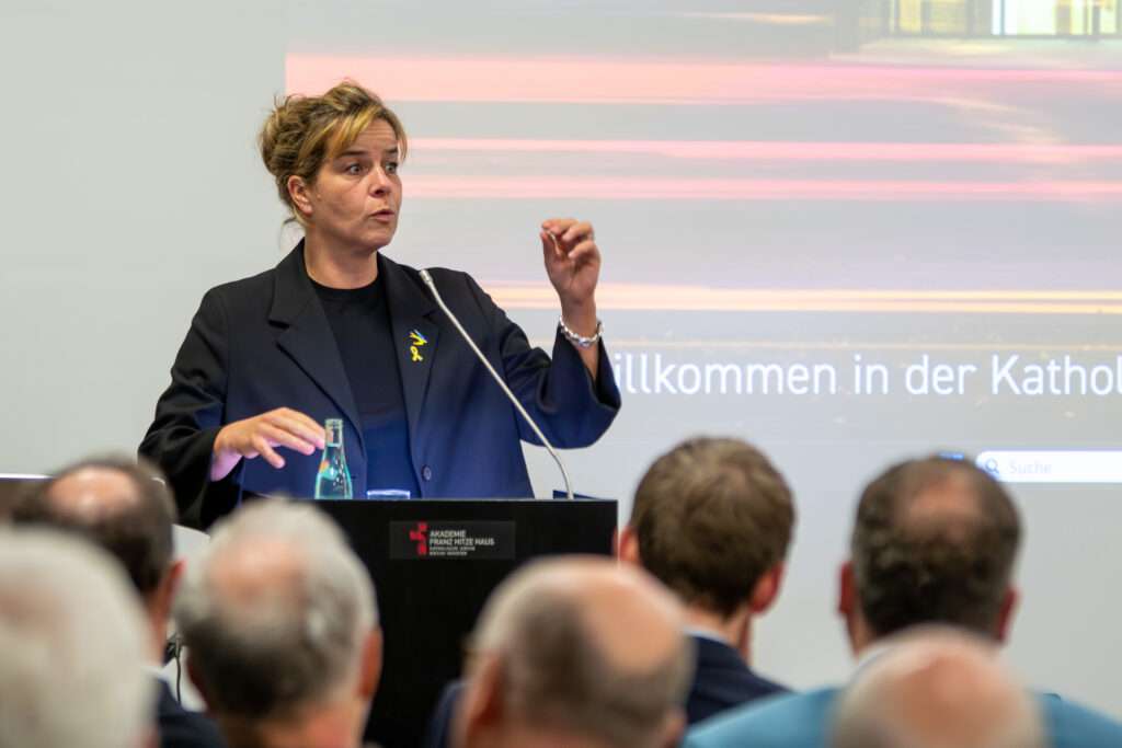 Im Franz-Hitze-Haus Münster diskutierte NRW-Ministerin Mona Neubaur mit Experten über Europas Wirtschaft, US-Zölle und die Zukunft globaler Verantwortung.