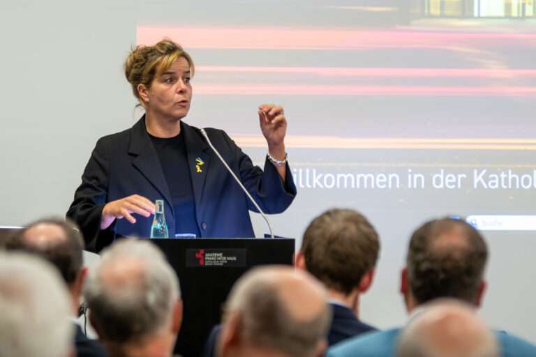 Im Franz-Hitze-Haus Münster diskutierte NRW-Ministerin Mona Neubaur mit Experten über Europas Wirtschaft, US-Zölle und die Zukunft globaler Verantwortung.
