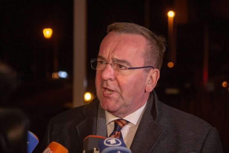 Boris Pistorius besucht am 10. November das Heimatschutzregiment 2 in Münster-Handorf und informiert sich über die neue Basisausbildung.