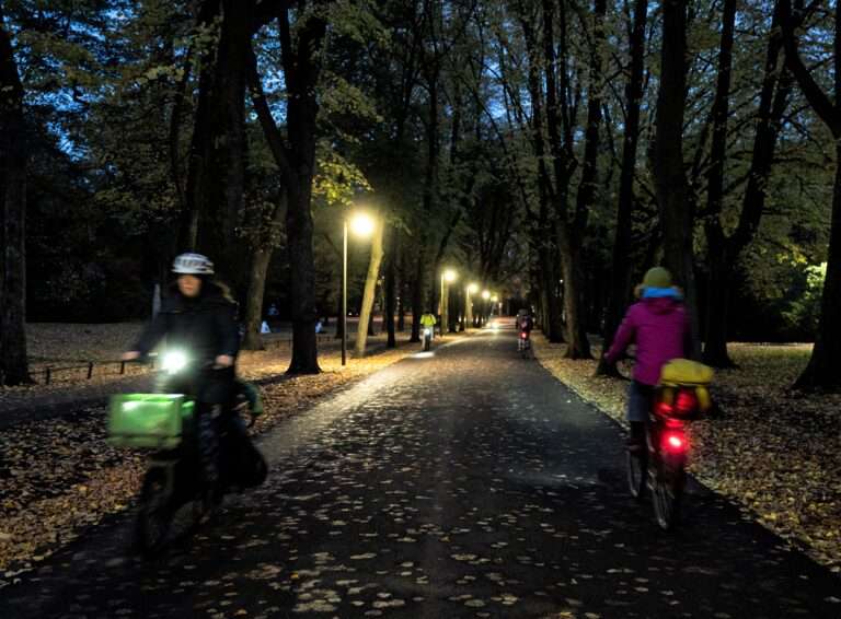 In Münster checken Auszubildende bei der Fahrradlicht-Aktion die Beleuchtung von Schülerfahrrädern. Ziel: mehr Sicherheit im Straßenverkehr.