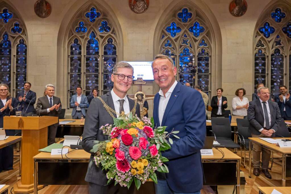 Tilman Fuchs wurde als neuer Oberbürgermeister von Münster vereidigt. Bei der Ratssitzung übernahm er offiziell das Amt und leitete erstmals den Stadtrat.