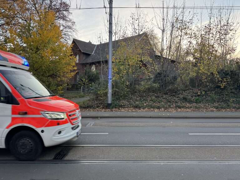 Auto verunglückt bei Völschow auf der A20, zwei Menschen werden verletzt