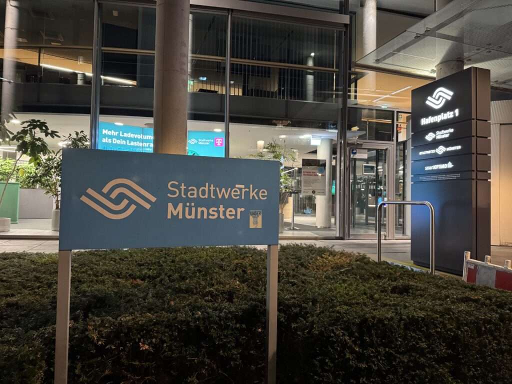 Die Stadtwerke Münster haben ihren Nachhaltigkeitsbericht 2024 veröffentlicht. Der Report zeigt Ziele und Projekte zu Klimaschutz, Wärme, ÖPNV, Strom und Glasfaser.