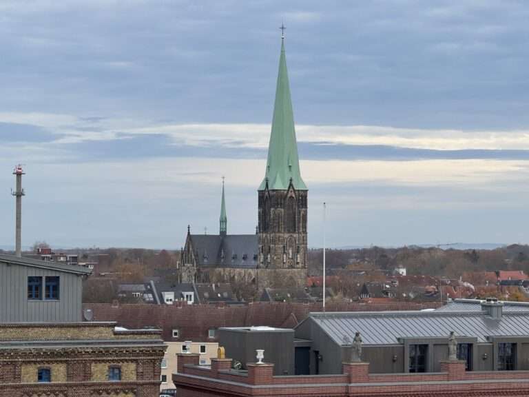 In Münster sind 2025 weniger Menschen aus der Kirche ausgetreten. Neue Zahlen zeigen einen klaren Rückgang nach dem Rekordjahr 2022.